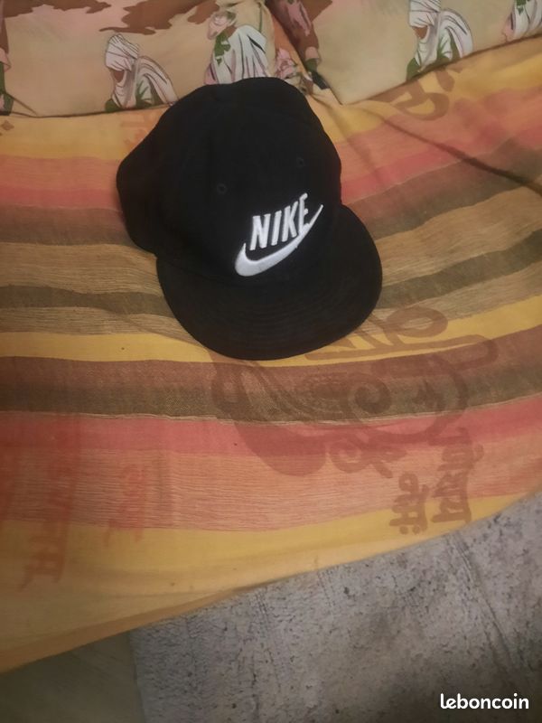 Une casquette noire de marque nike (image 1)