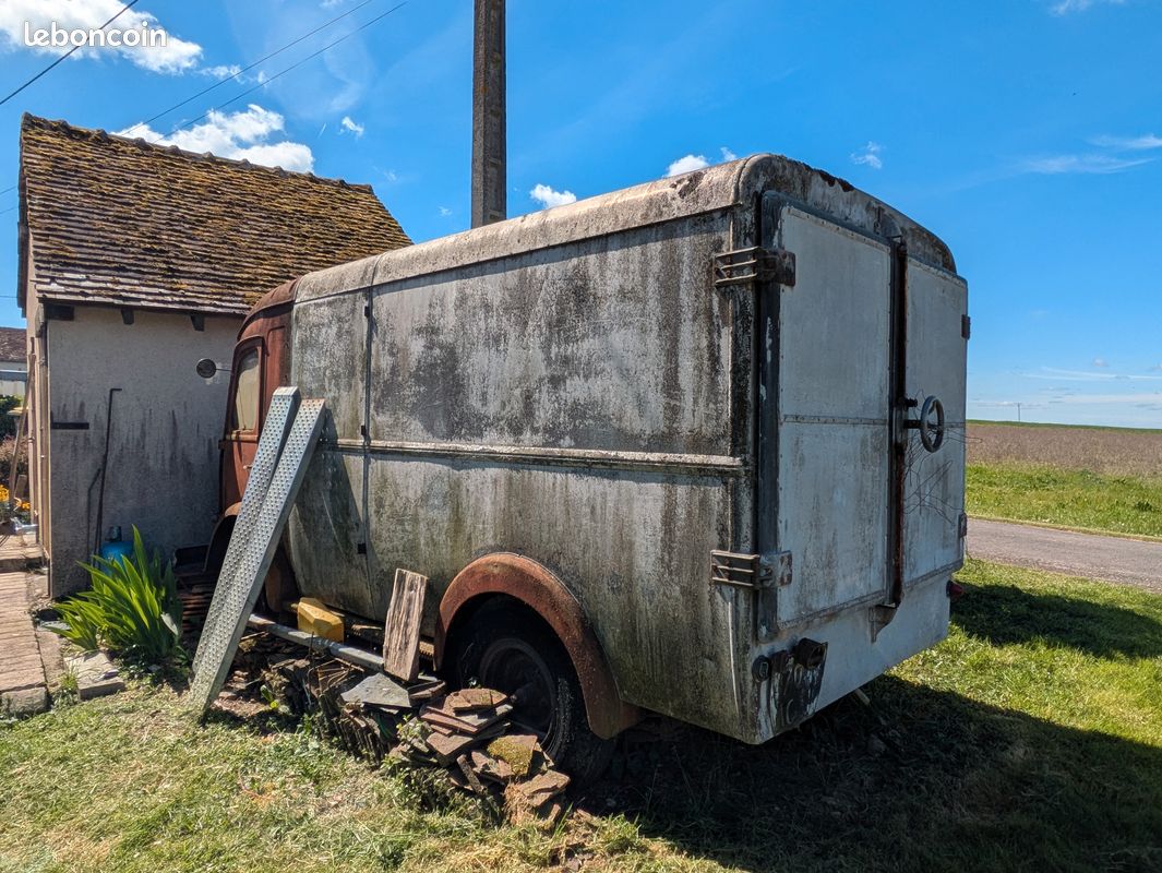 Fourgon camion Renault 1953 (image 2)