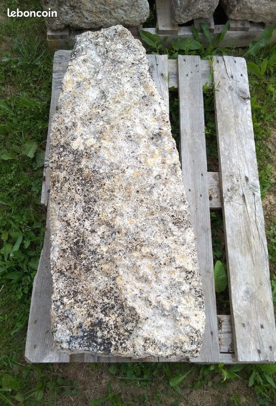 Ancienne borne en pierre (image 3)