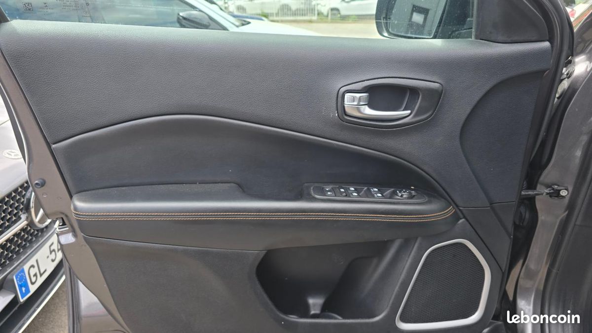 Jeep Compass Limited FWD (image 19)