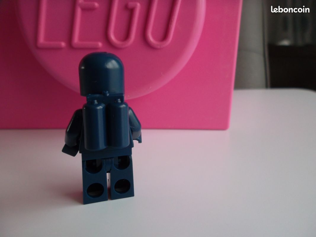 Lego space classic Astronaute Dark blue (image 2)