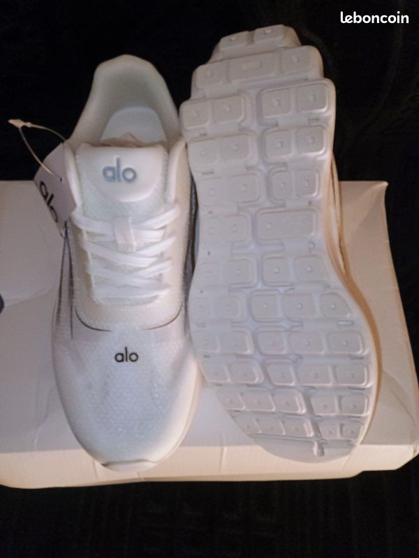 Baskets Alo Runner Blanches - Taille 10,5 UK / 45,5 EU / 11 US - Neuf Sans Emballage