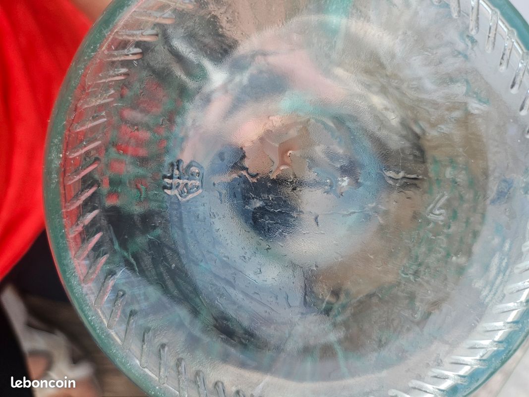 Pichet en verre moulé motifs grappes de raisins (image 4)