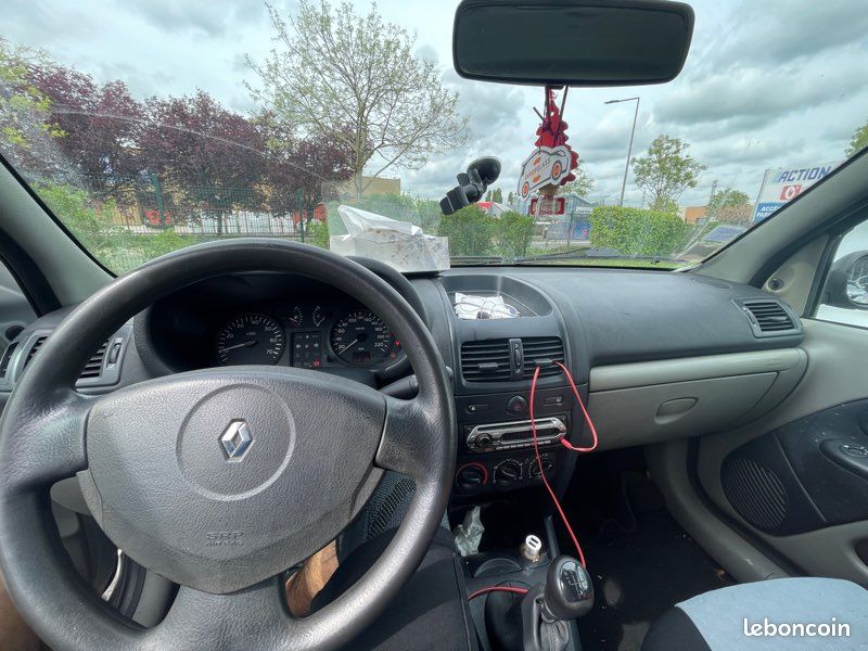 Renault Clio 2 Essence – 4 CV – Bon état (image 2)
