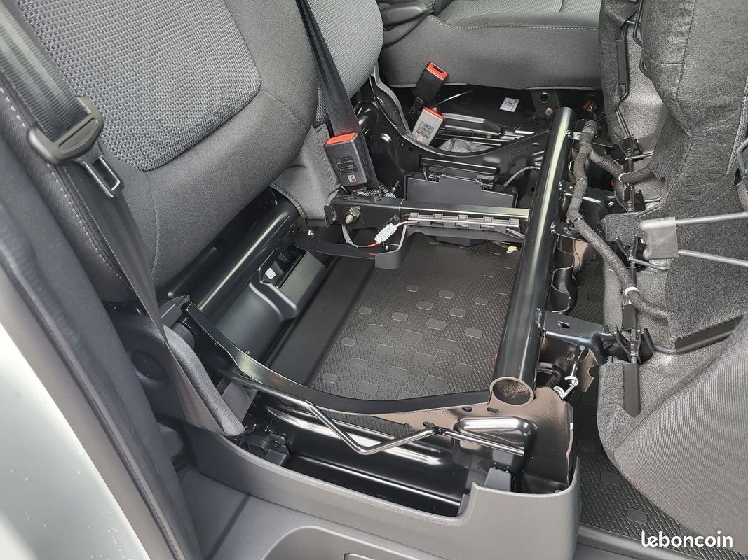 RENAULT TRAFIC L2H1 VAN ( FOURGON ) 3T 2.0 Blue DCI 170 AUTO ADVANCE 03 PLACES NEUF avec BOITE AUTO + CLIM AUTO + CAMÉRA DE RECUL + CARTE ACCES MAINS LIBRES + ANTIBROUILLARDS ( Prix Vente 29 990 HT ) (image 8)