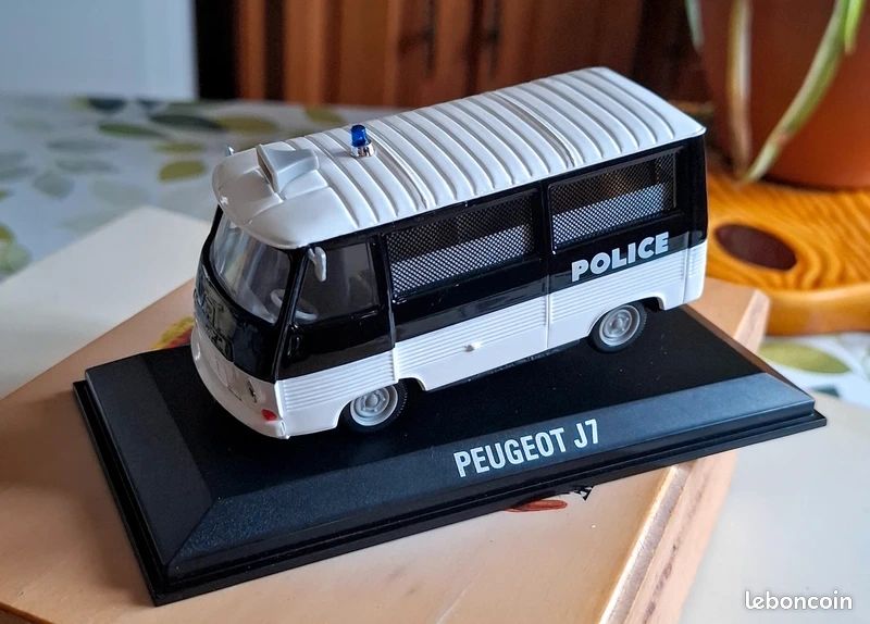Norev Peugeot J7 Skis Courchevel – 1/43 – Fourgon Crème 1978 – Collection