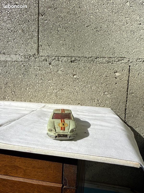 Dinky toys panhard 24 (image 2)