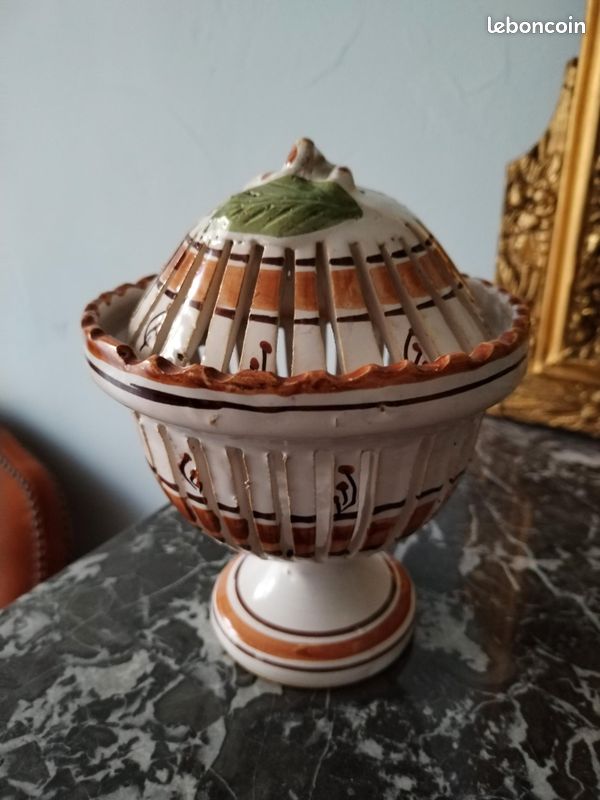 Ancien pot couvert en faïence fine ajourée, décor peint brun et motif feuille. Idéal pot-pourri ou ail/échalotes. H.17 cm, Ø13,5 cm. Fissure visible, vendu en l’état (image 1)