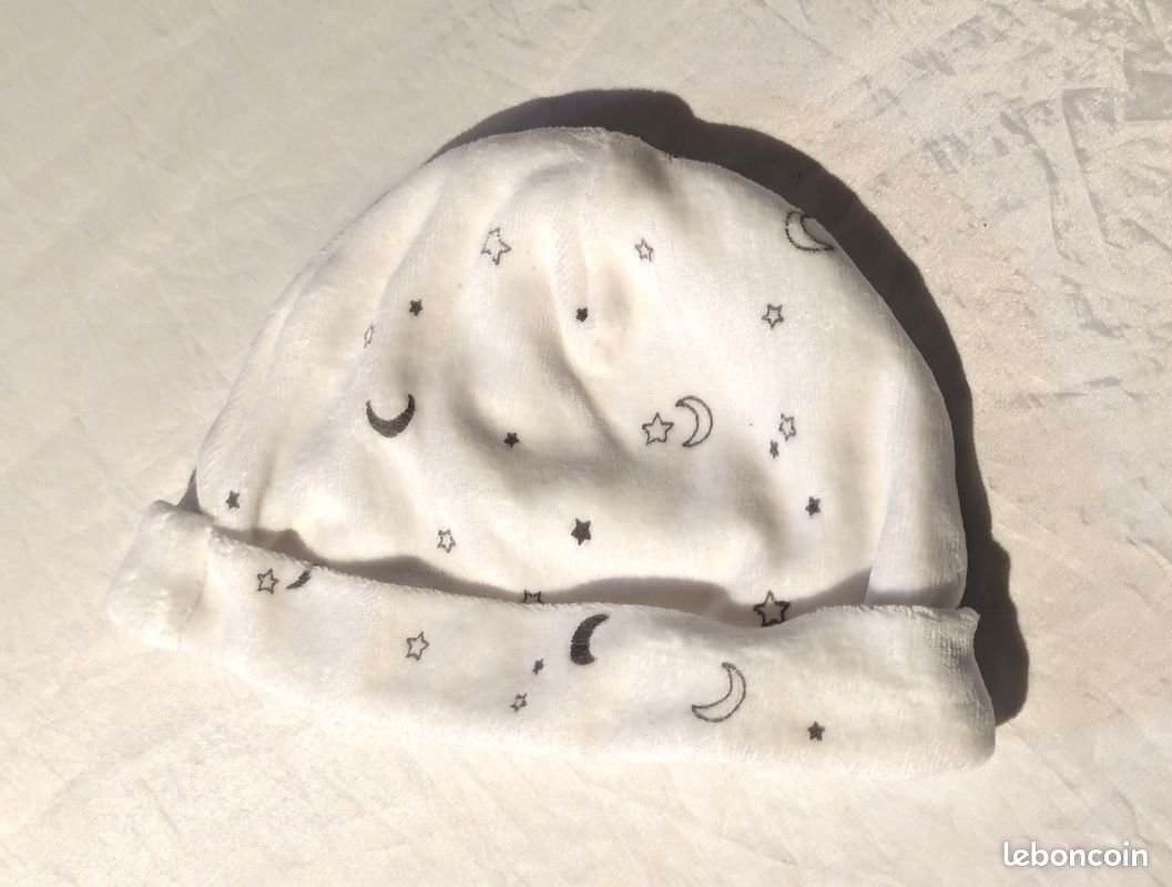 Petit Bonnet Blanc Espace Dessins Petites Lunes Etoiles Vêtement Accessoire Petits Enfants Bébés (image 1)