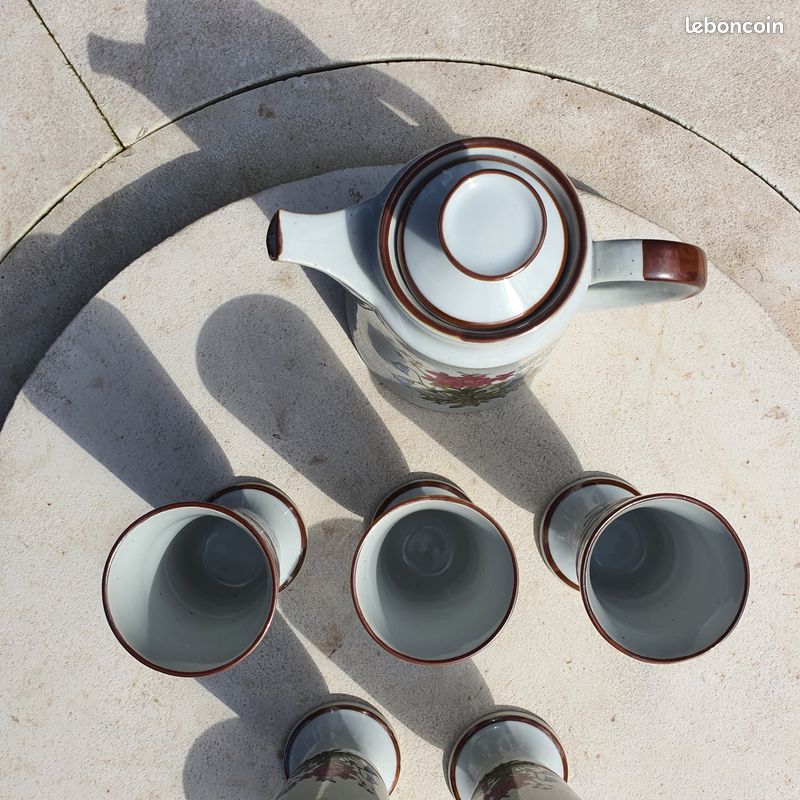 Service à café, cafetière et 5 mazagrans roses