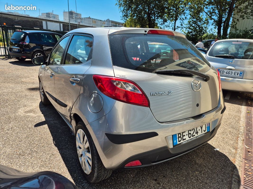 Mazda 2 1.4 Mz-CD 68 ch Élégance 2010 (image 4)