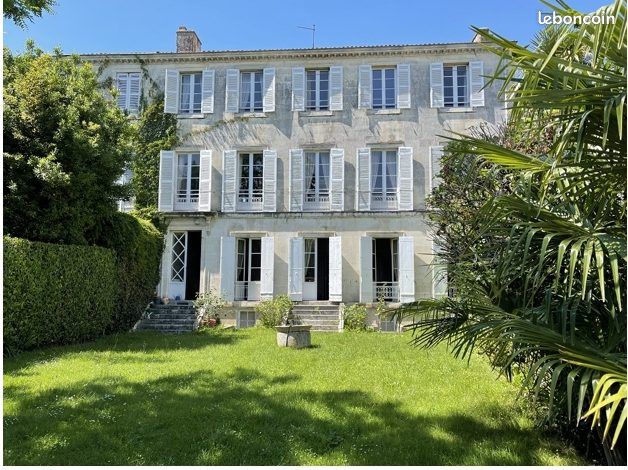 Maison 15 pièces 470 m² · à Saintes · 470 m² · 444 000 €
