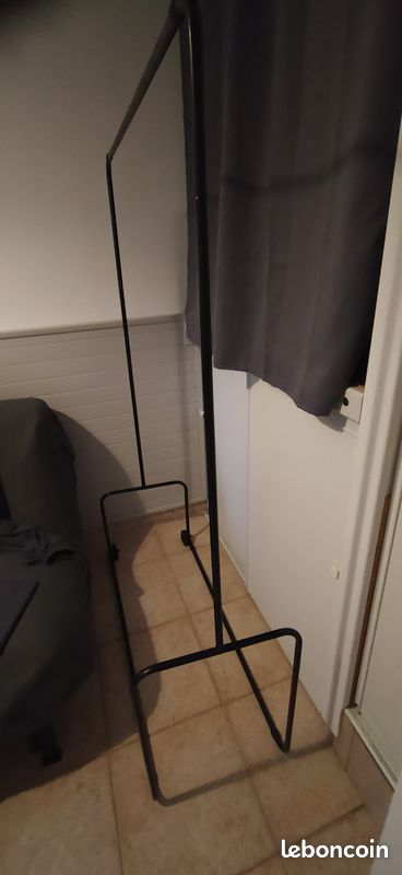 Portant vêtements (image 1)