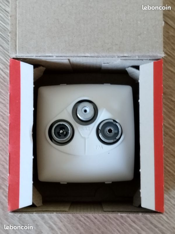 Prise TV/FM/SAT Legrand Saillie Complète - Référence 0 973 62, Blanc, Neuf