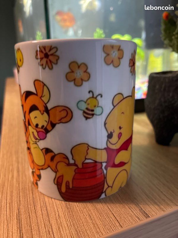 Lot D’objets Winnie L’Ourson – Tasse, Tirelire, Autocollants – Occasion