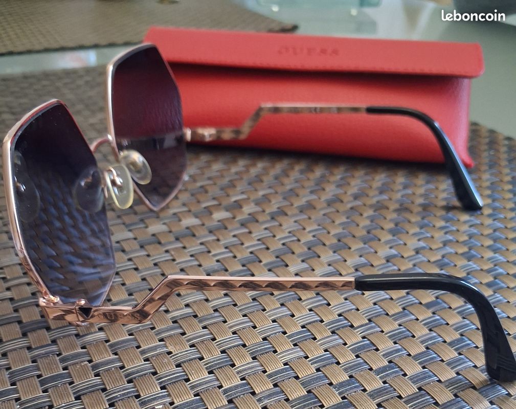 Lunettes De Soleil GUESS – Monture Rouge Foncé – Verres Noirs Anti-reflet – Neuf Sans étiquette