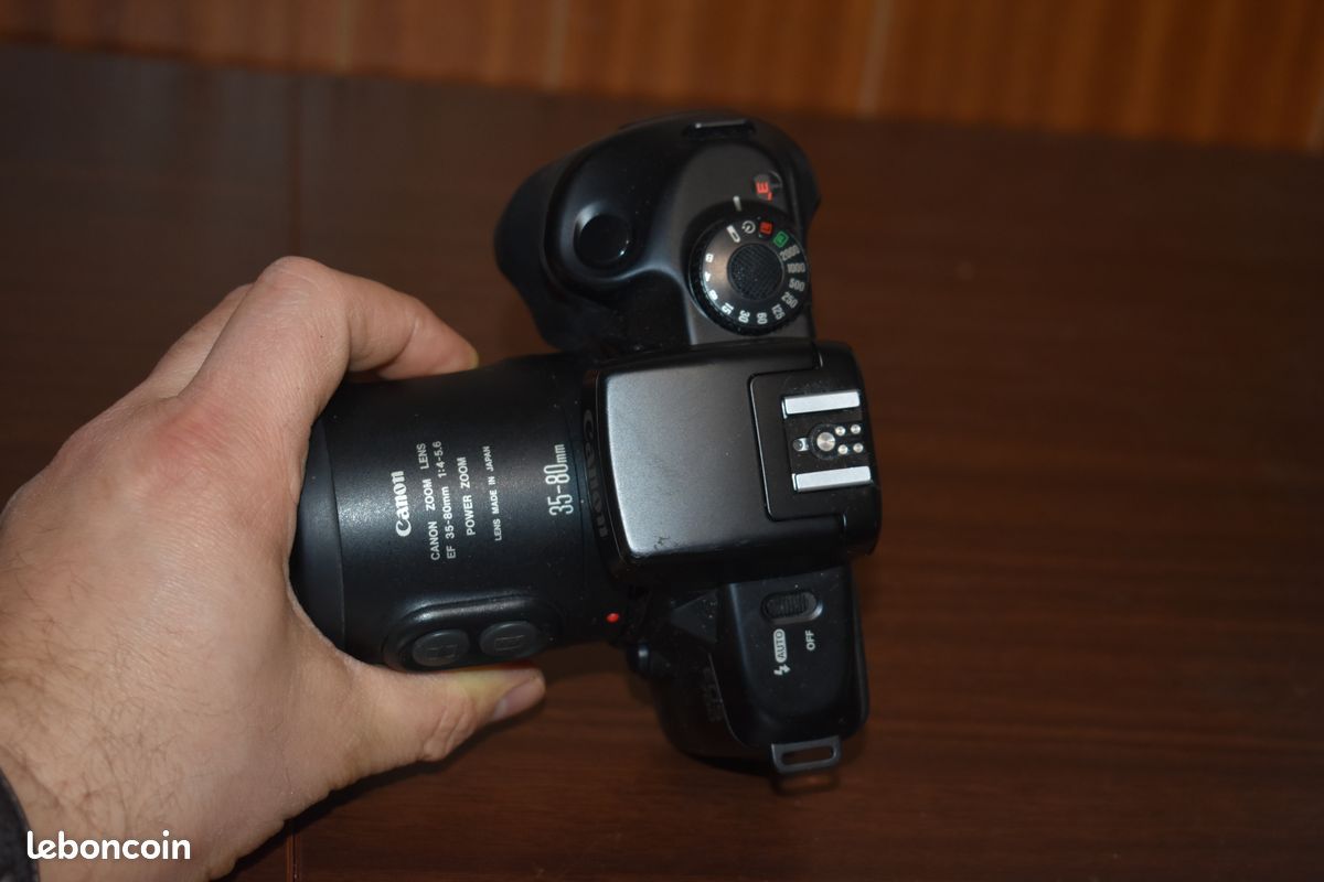 Canon EOS 700 avec zoom EF 35–80mm, reflex argentique 35mm de