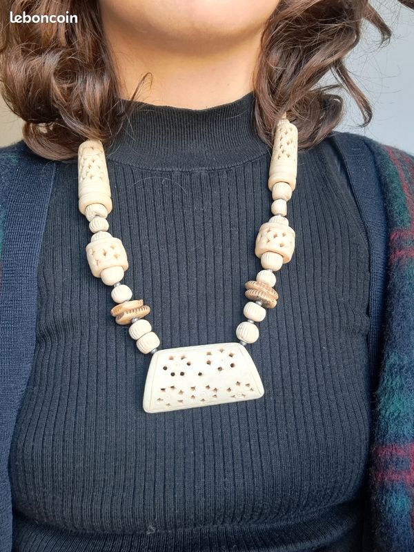 Collier ancien en os ou corne gravé (image 2)