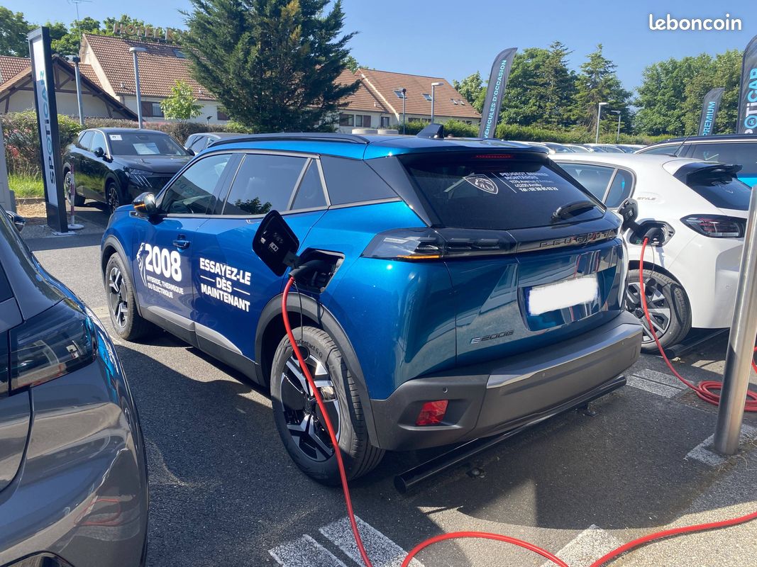 PEUGEOT 2008 Electrique 54 kWh 156 ch Allure (image 3)