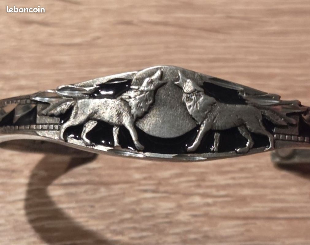 Bracelet jonc magnétique tête de Loup

Western / Amérique / Biker / Amérindien / Farwest

Annonce en ligne = produit disponible (image 2)