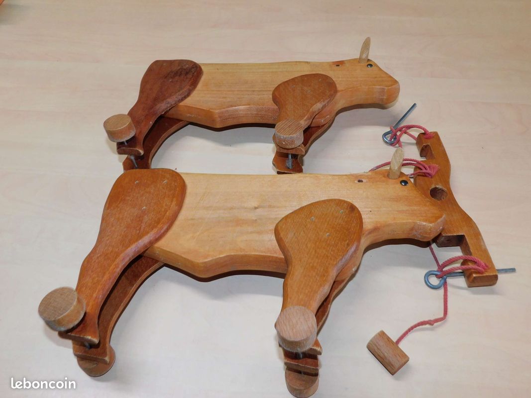 Vieux Jouet En Bois – Grue Représentant Un Boeuf Avec Décor Chromo – Article D’occasion