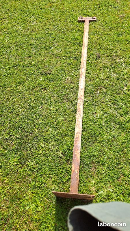 Poteau acier avec socle (image 1)