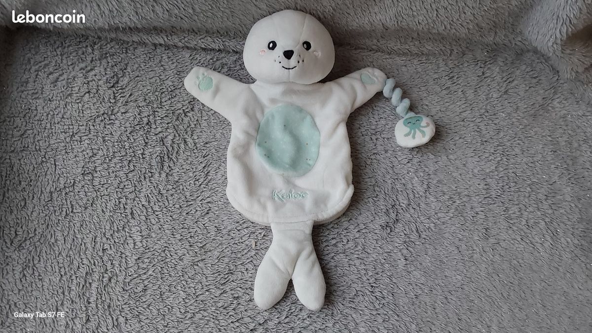 Phoque KALOO doudou marionnette peluche blanc vert - Jeux & Jouets