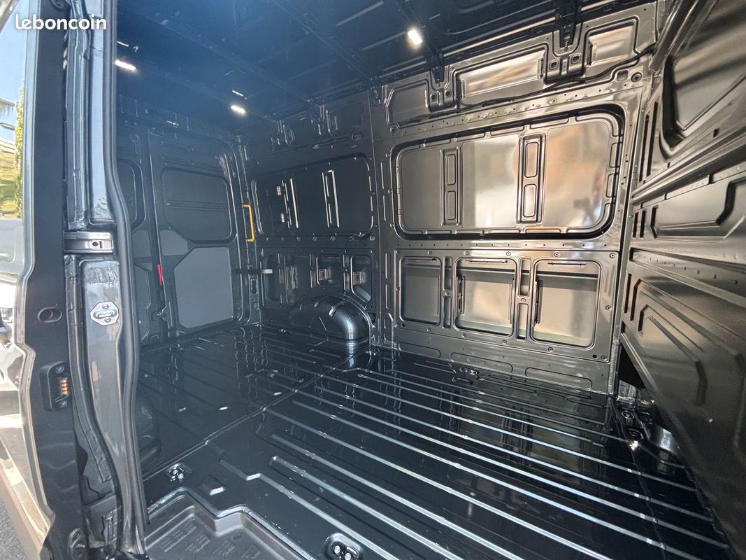 37 500 HT - Volkswagen CRAFTER Fg 2.0 TDI 140ch L3H3 BVA8 Business (image 5)
