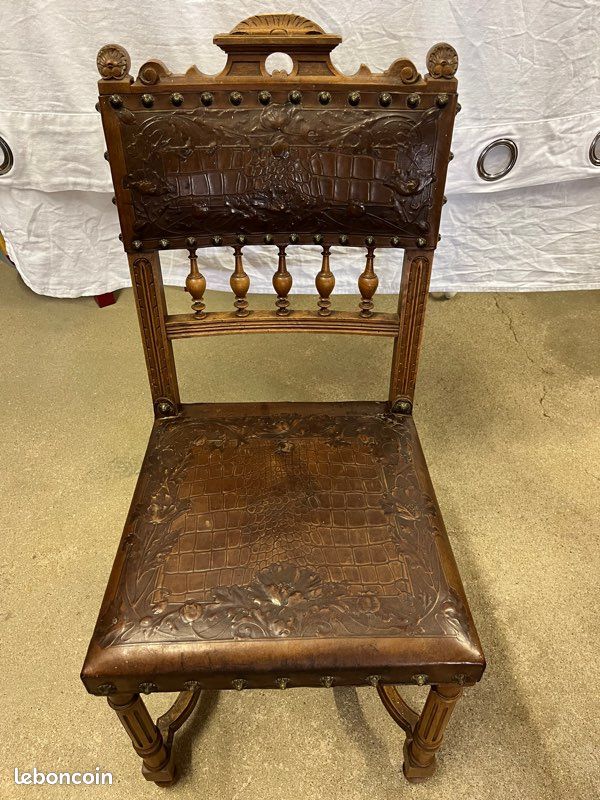Chaise ancienne dessus cuir travaillée (image 1)