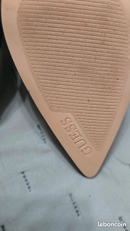 Chaussures Guess neuve en jean (image 2)
