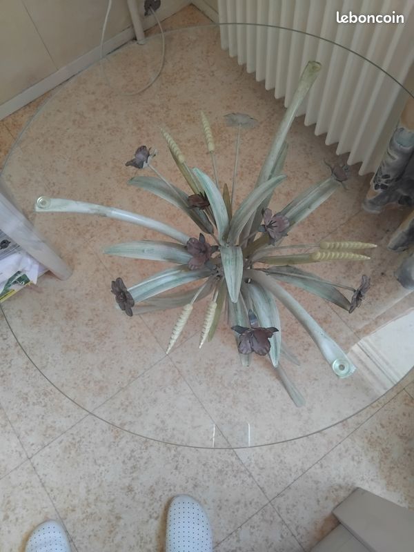 Table ronde en verre avec pieds en fer (image 2)