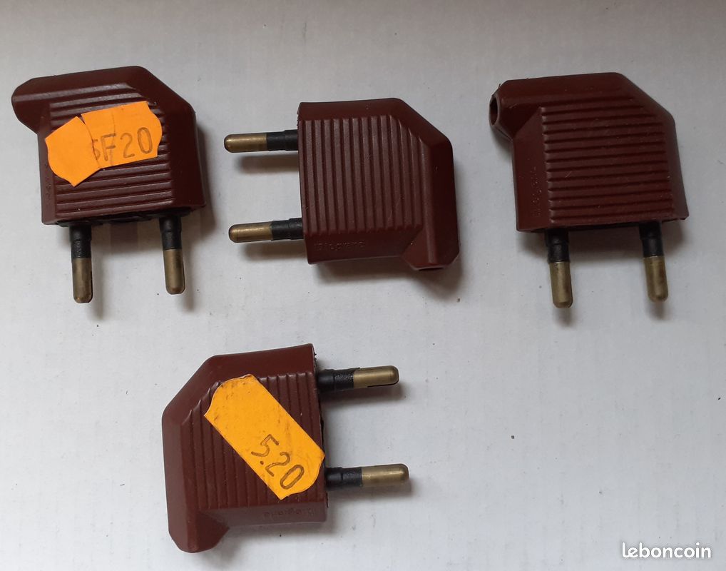 Lot de 3 prises électriques mâles et une prise femelle 6 A 250 V - Marron (image 1)