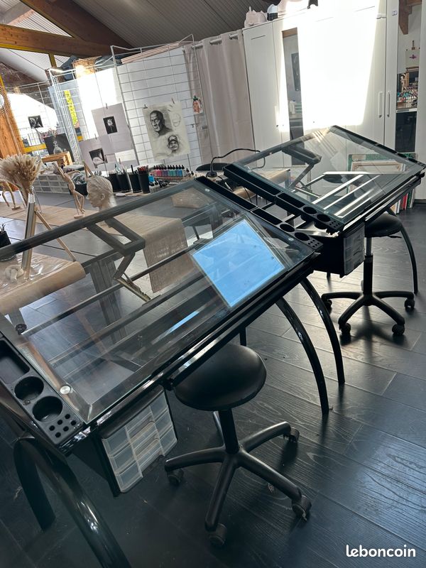 Table à dessin inclinable avec plateau en verre de sécurité et structure acier noir equipée de tiroirs en plastique et bacs amovibles pour accessoires (image 1)