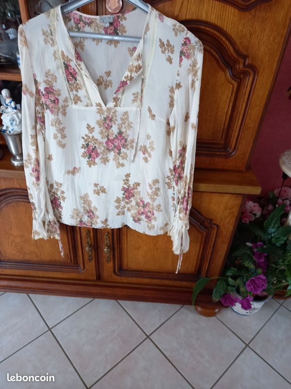 Tunique toute neuve de taille 38 /40 de couleur beige avec des fleurs (image 2)