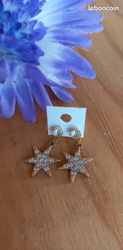 Boucles d'oreilles étoile dorée avec strass (fêtes) - Neuves (image 1)