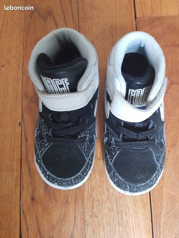 Baskets Nike Enfant pointure 25 (image 1)