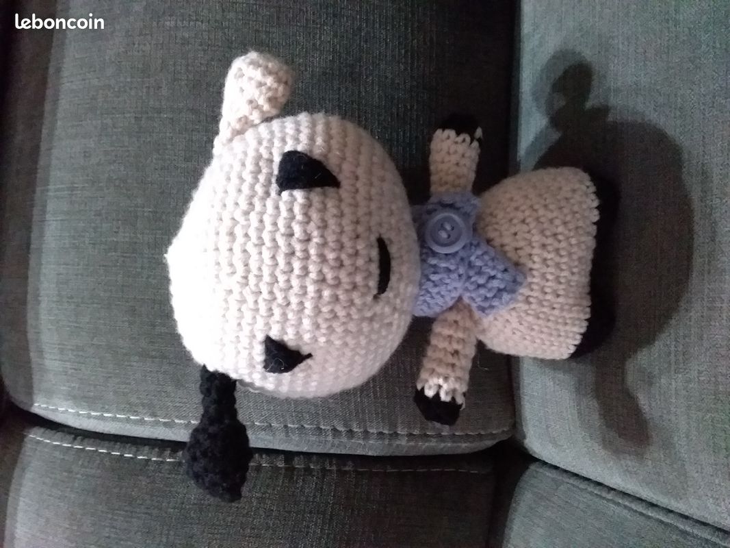 Petit chien au crochet (image 1)