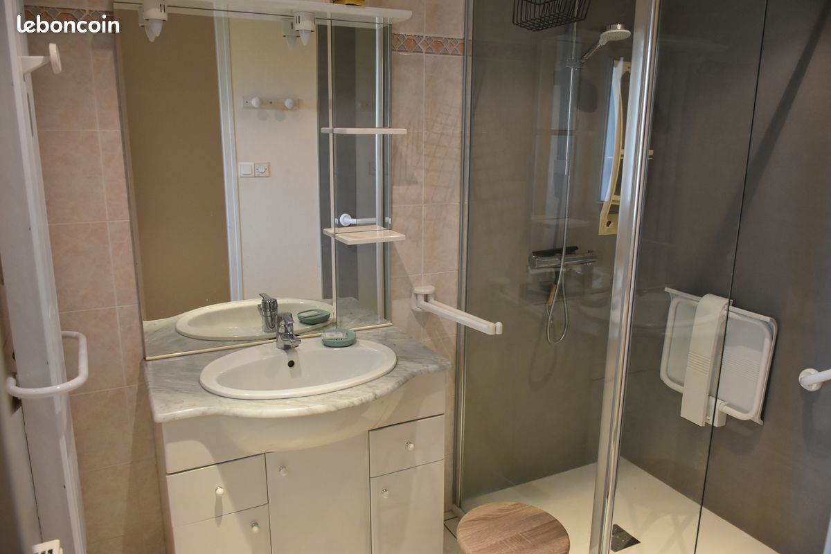 Chambre avec salle d'eau et WC privatif, accès indépendant (image 2)