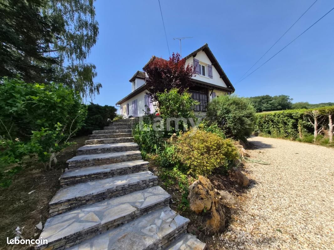 Maison 5 pièces 158 m² · à Villiers-Louis · 158 m² · 950 €