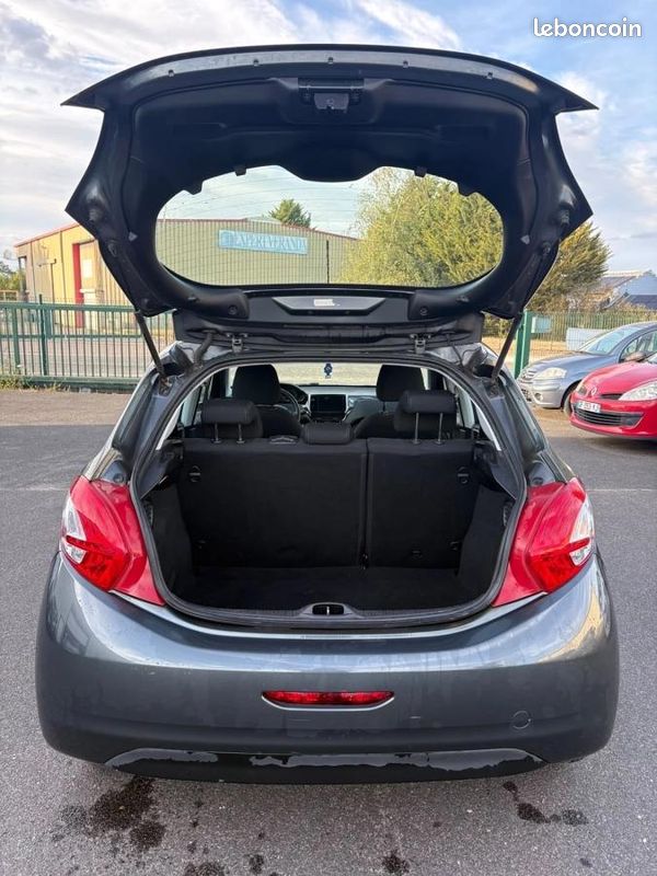 Peugeot 208 GENERATION-I 1.6 E-HDI 115 ALLURE (image 9)