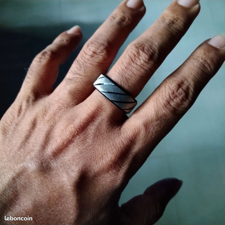 Bague Noir Sobre Acier (Taille 7, 8 et 9) (image 1)