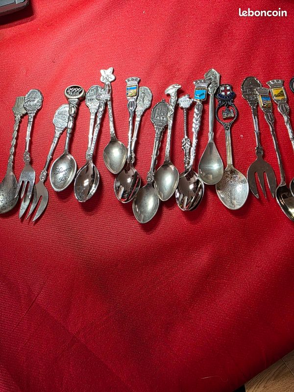 Gros Lot De 46 Cuillères Souvenirs De Collection - Villes Et Pays Du Monde (sans Boîtes)