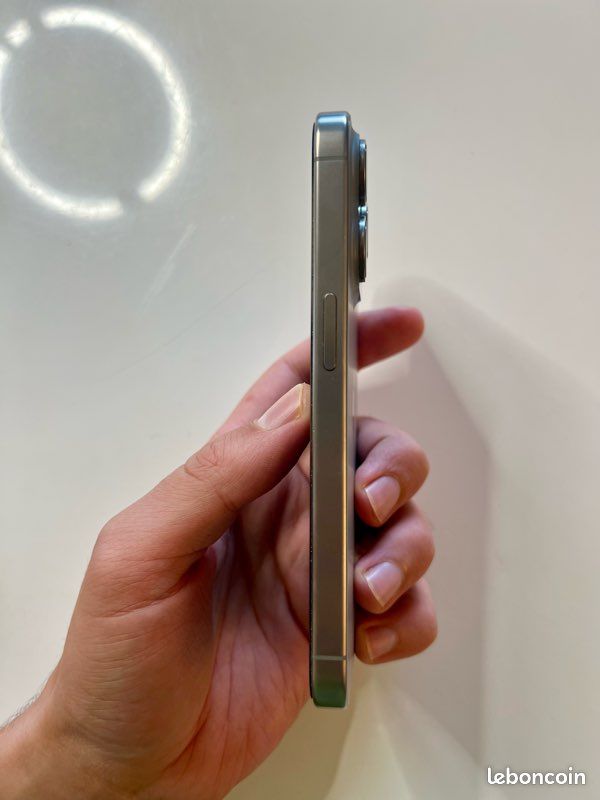 IPhone 15 Pro 128 Go - Neuf, gris métallique, état impeccable (image 8)