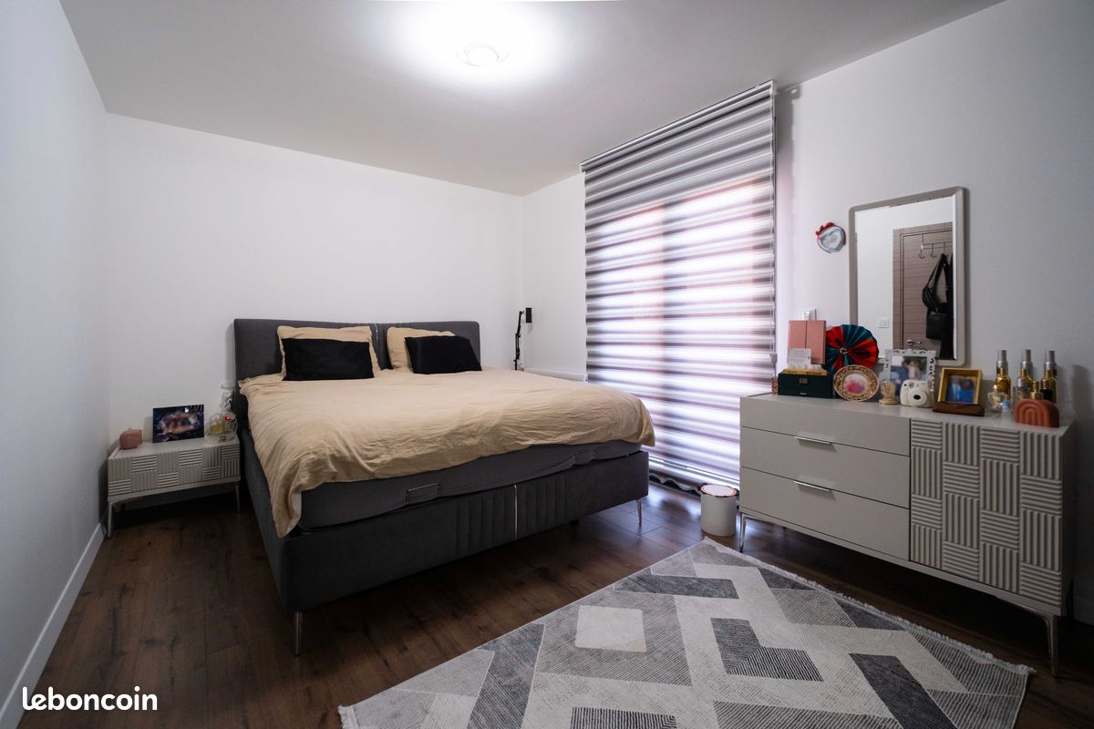 Lit double avec sommier coffre intégré + matelas - King size (image 1)