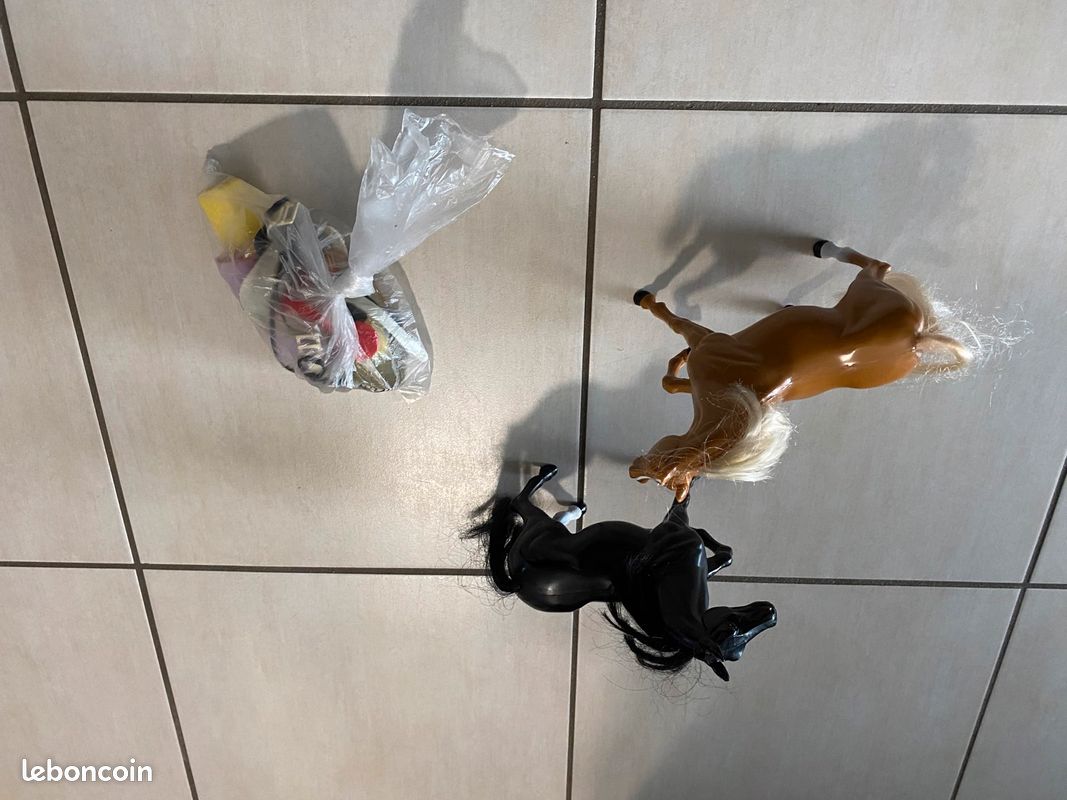 2 figurines chevaux + accessoires (image 2)