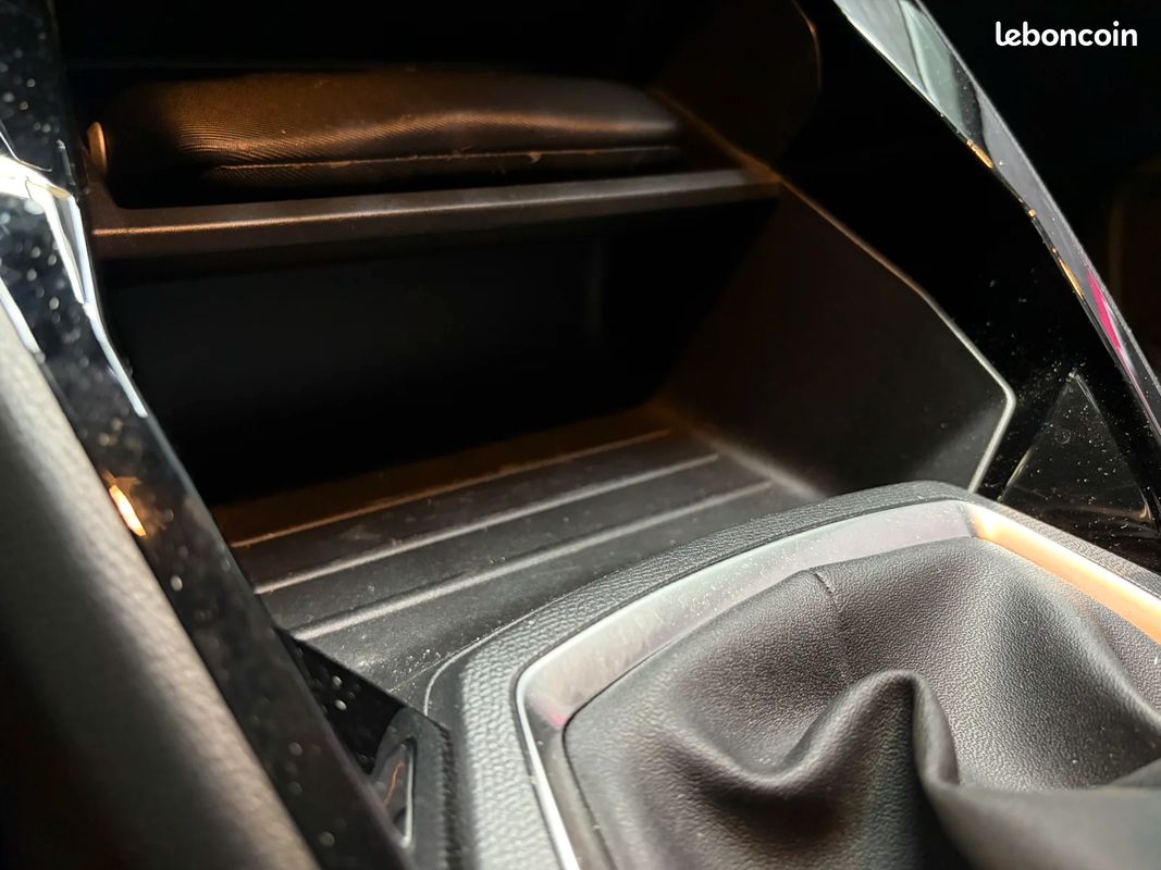Peugeot 208 1.2 75i STYLE / DISTRIBUTION OK / ENTRETIEN PEUGEOT / BATTERIE NEUVE (image 30)