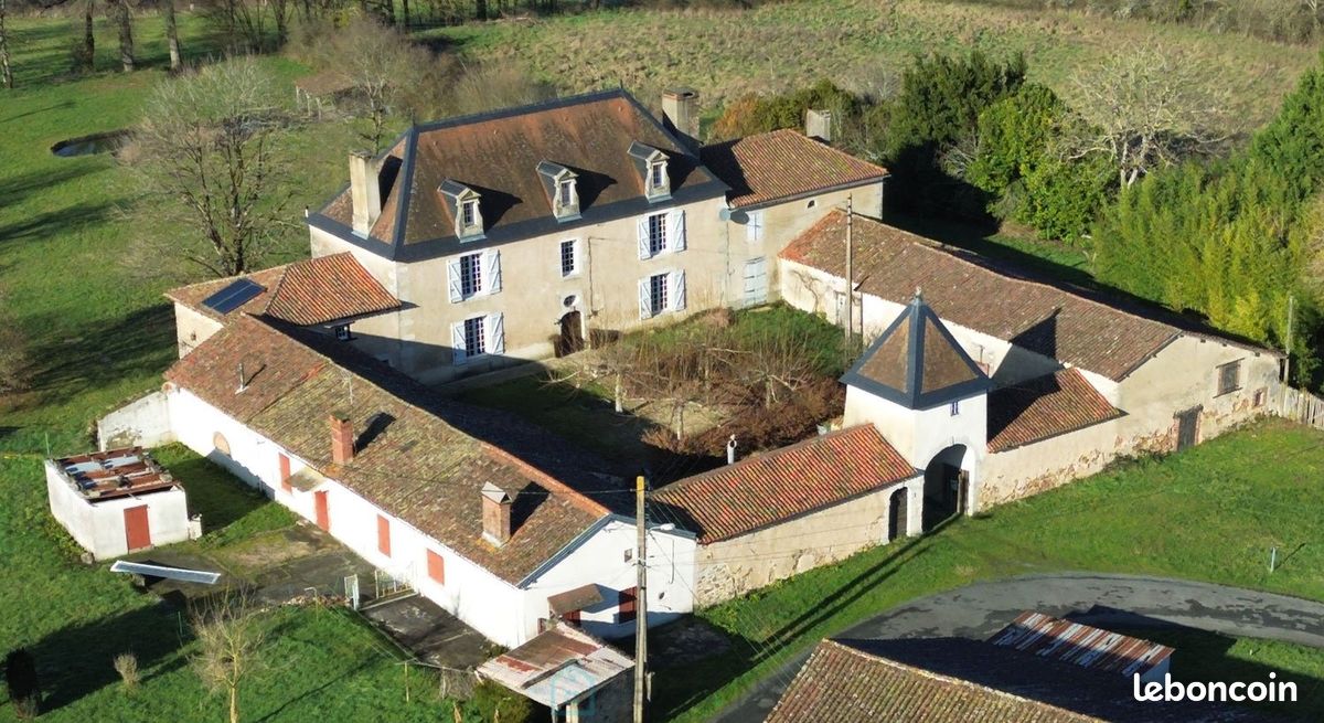 Maison 13 pièces 550 m² · à Confolens · 550 m² · 594 000 €