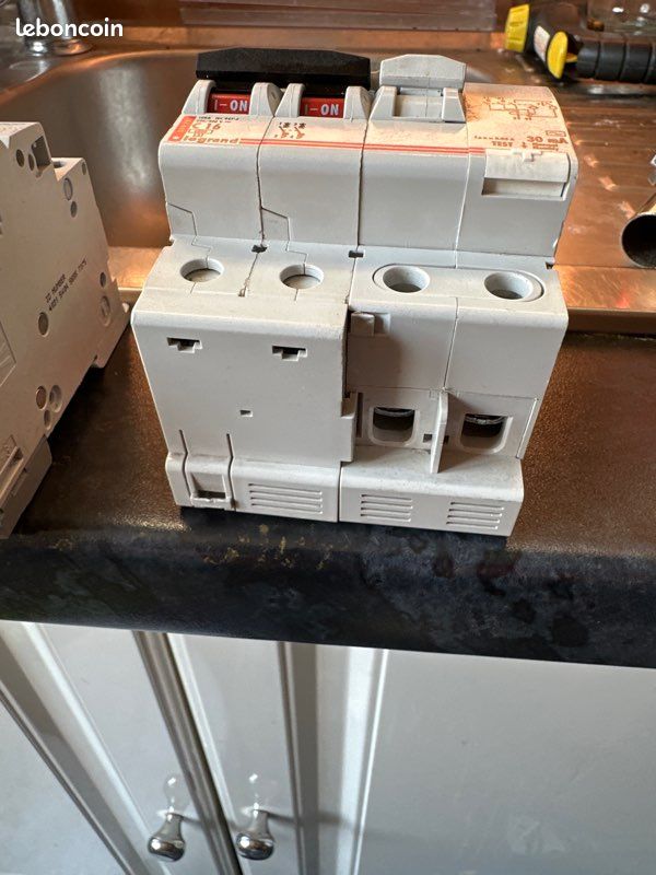 Disjoncteur Legrand 16A30ma (image 2)