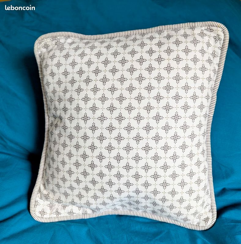 HOUSSE de COUSSIN DÉCORATION / AMEUBLEMENT VINTAGE Motifs: CROIX FLEURS GRISES (image 1)