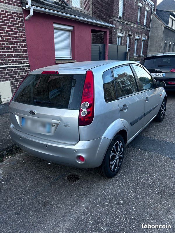 Ford fiesta en l’état (image 1)